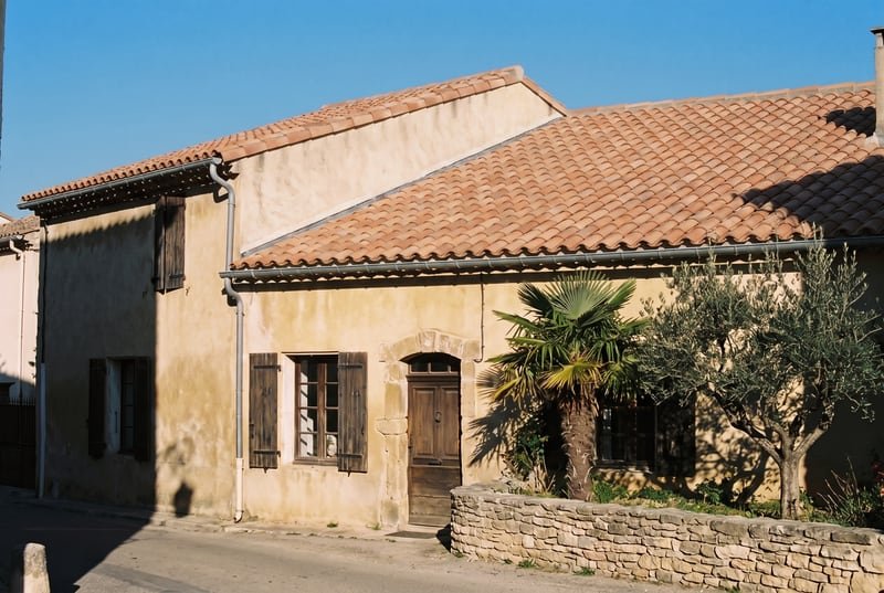 La même maison figurée avec un versant refait : rangs alignés et tuiles homogènes sur toute la surface